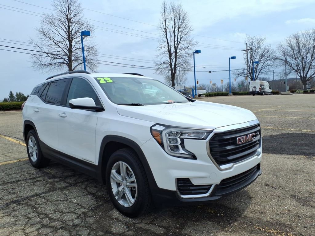 Used 2023 GMC Terrain SLE w/ Driver Convenience Package image 3