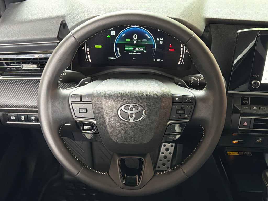 Used 2025 Toyota Camry SE FWD image 4