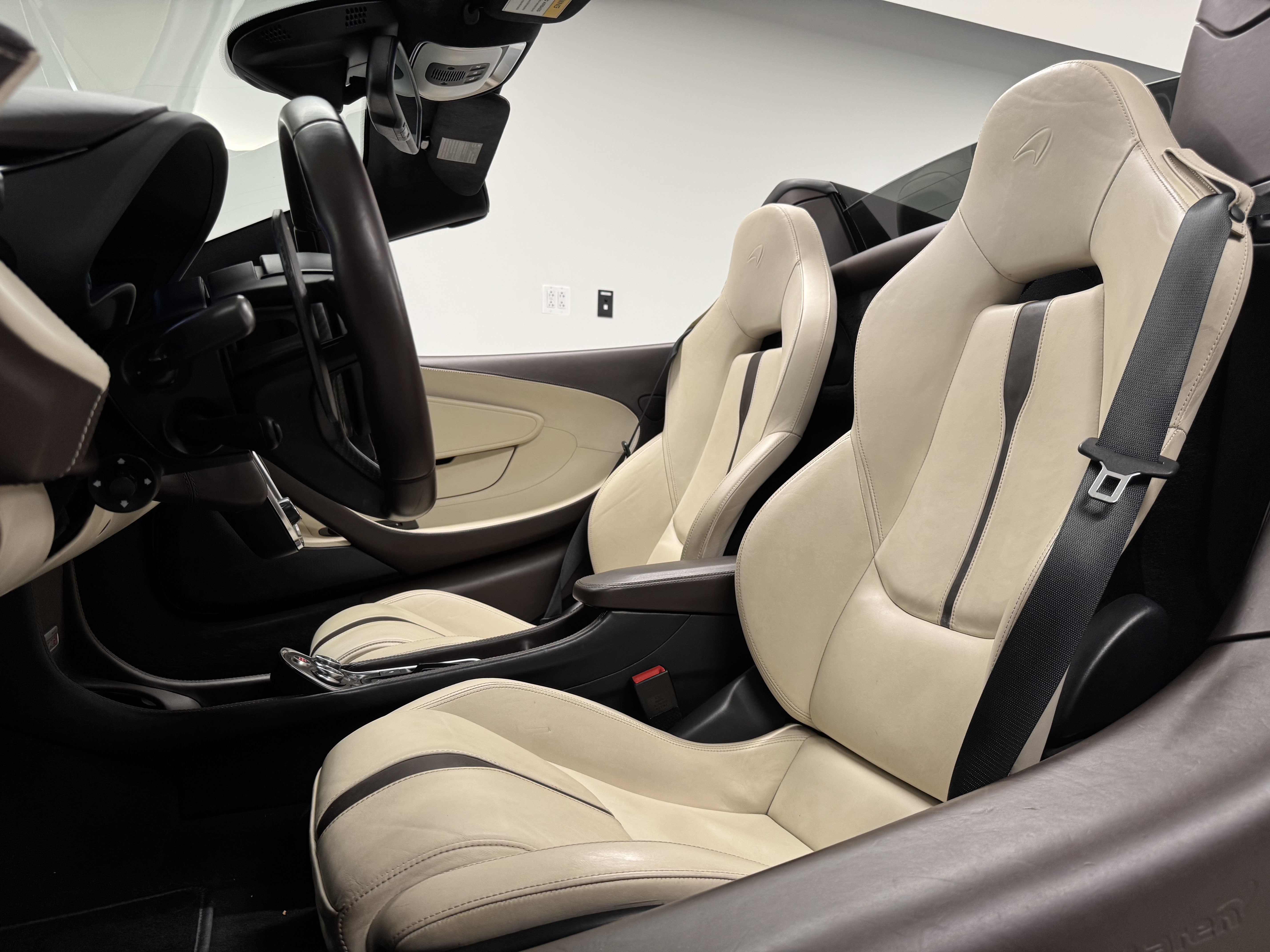Used 2018 McLaren 570S Spider RWD image 12