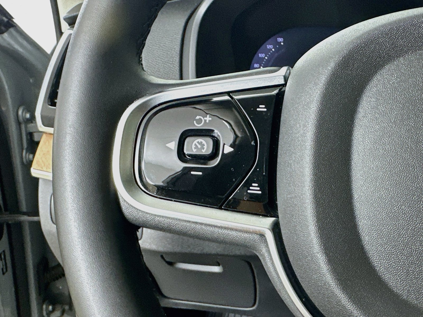 Certified 2025 Volvo XC90 B6 Plus AWD/4WD image 18