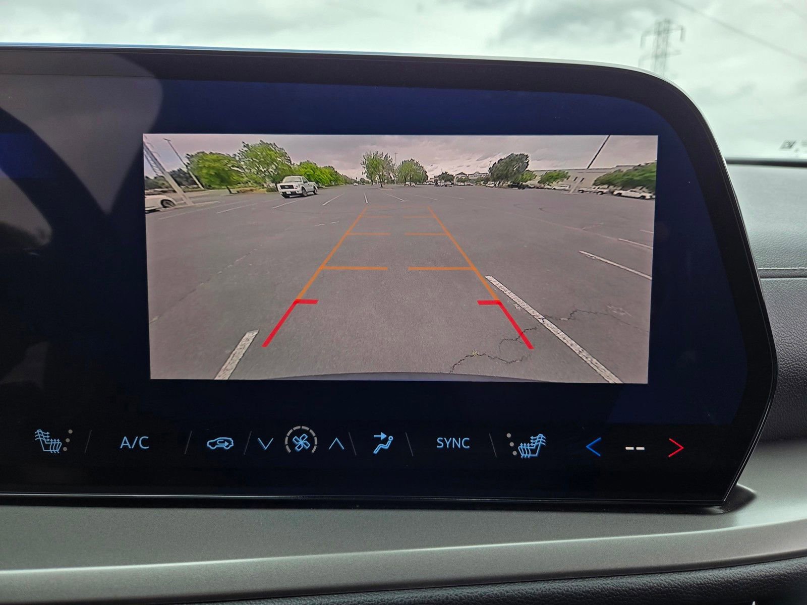 Used 2025 Chevrolet Traverse LT FWD image 19