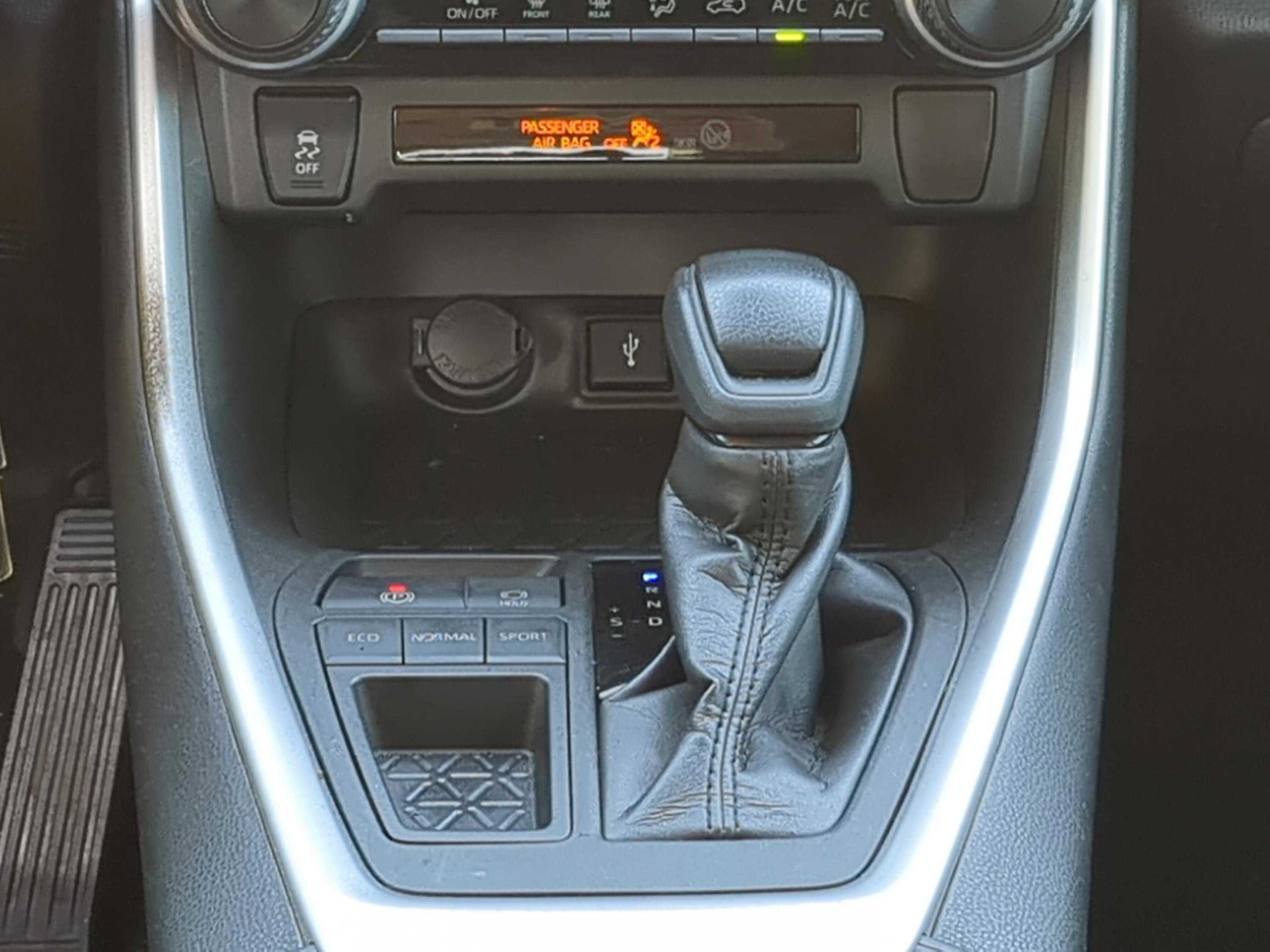 Used 2020 Toyota RAV4 LE image 17