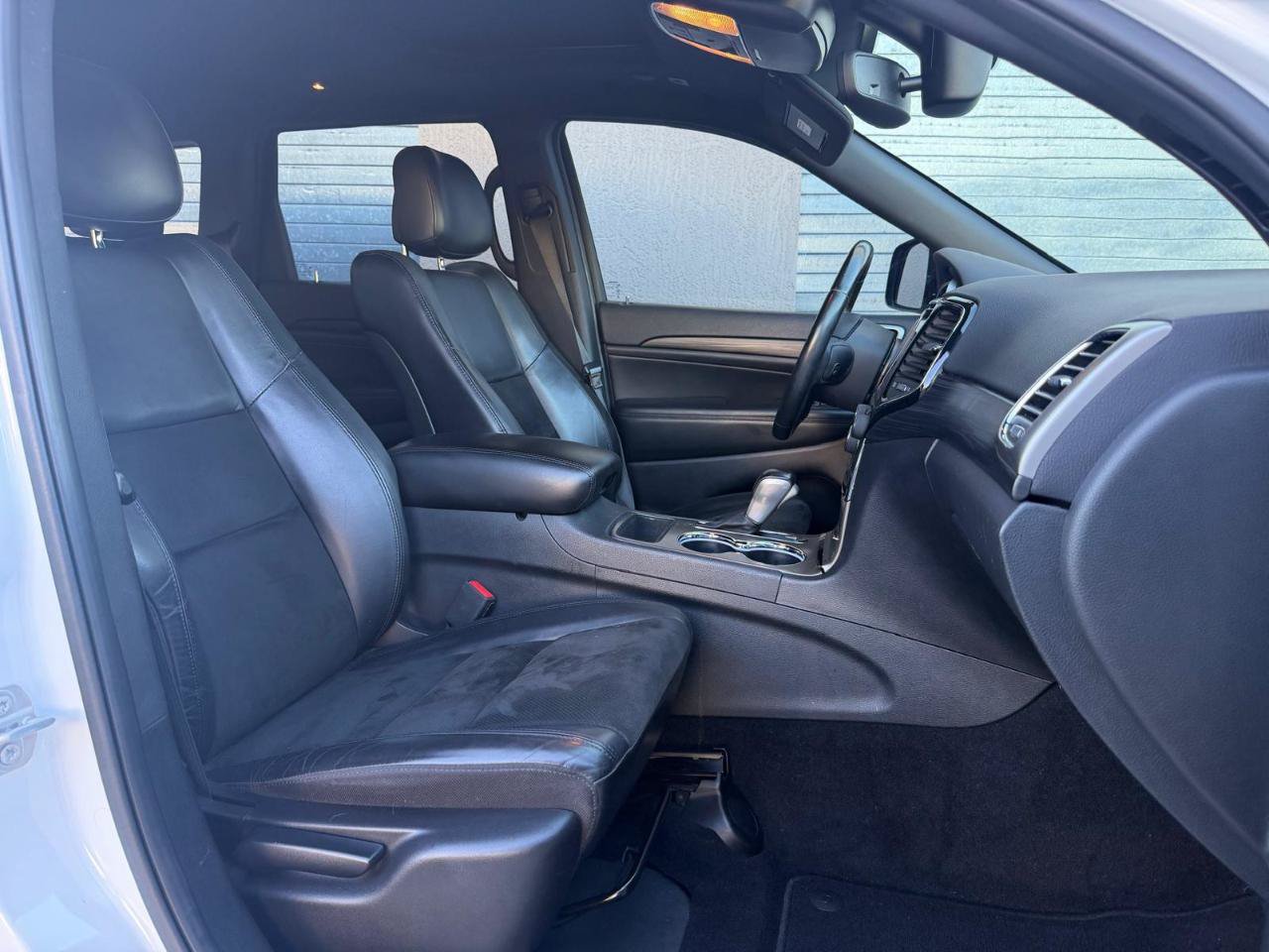 Used 2019 Jeep Grand Cherokee Laredo RWD image 16