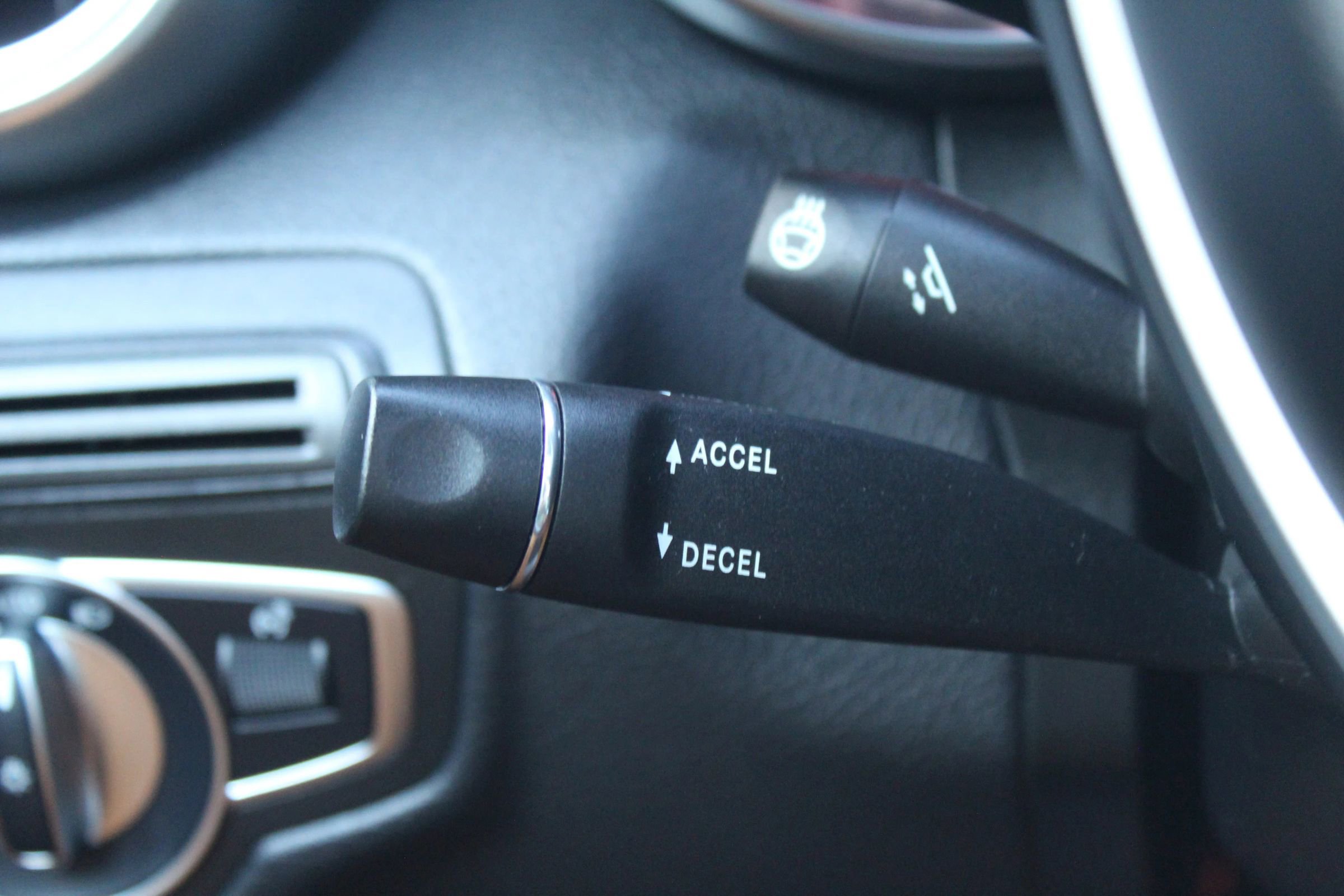 Used 2018 Mercedes-Benz GLC 300 4MATIC image 28