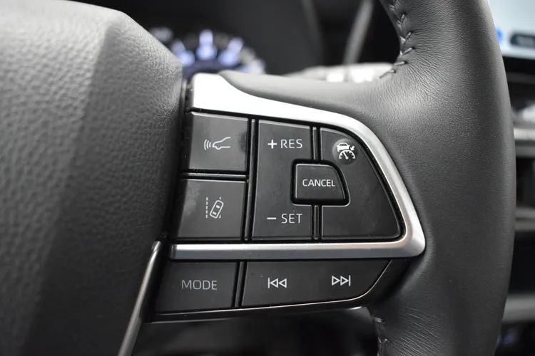 Used 2025 Toyota Highlander LE FWD image 23
