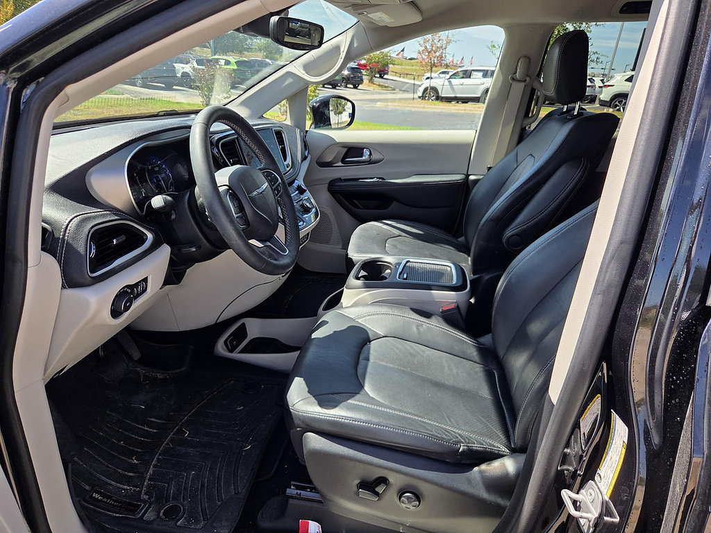 Used 2022 Chrysler Pacifica Touring-L w/ Uconnect Theater Family Group FWD image 12
