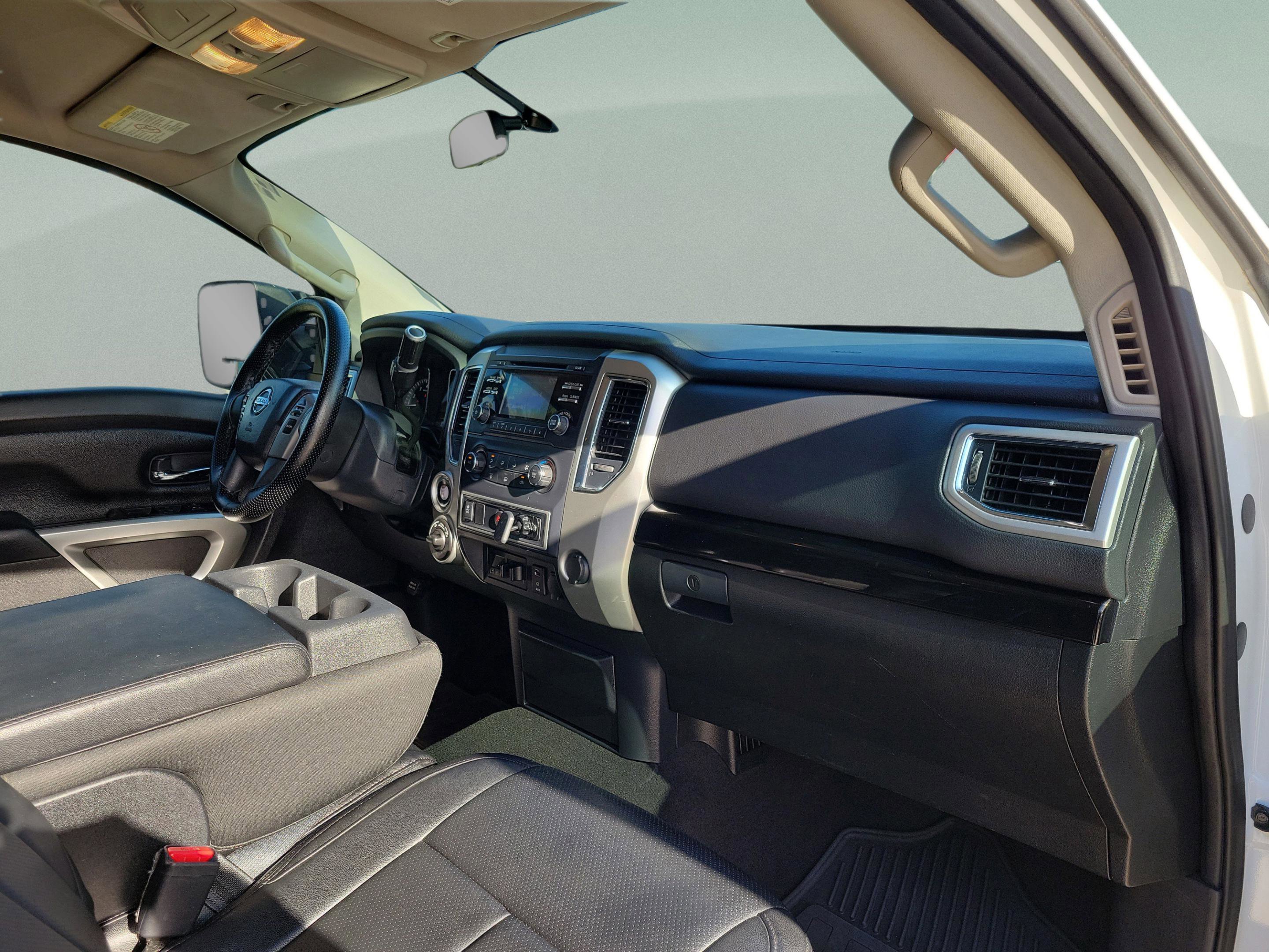 Used 2017 Nissan Titan SV image 10