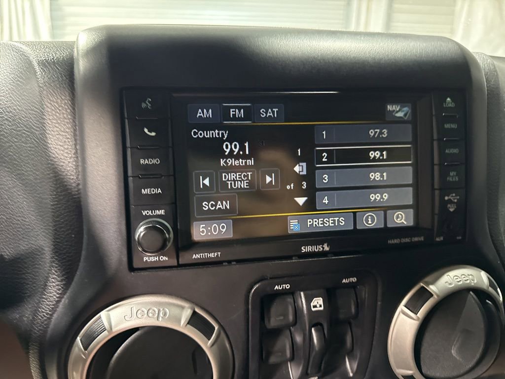 Used 2017 Jeep Wrangler Unlimited Sahara w/ Connectivity Group image 28