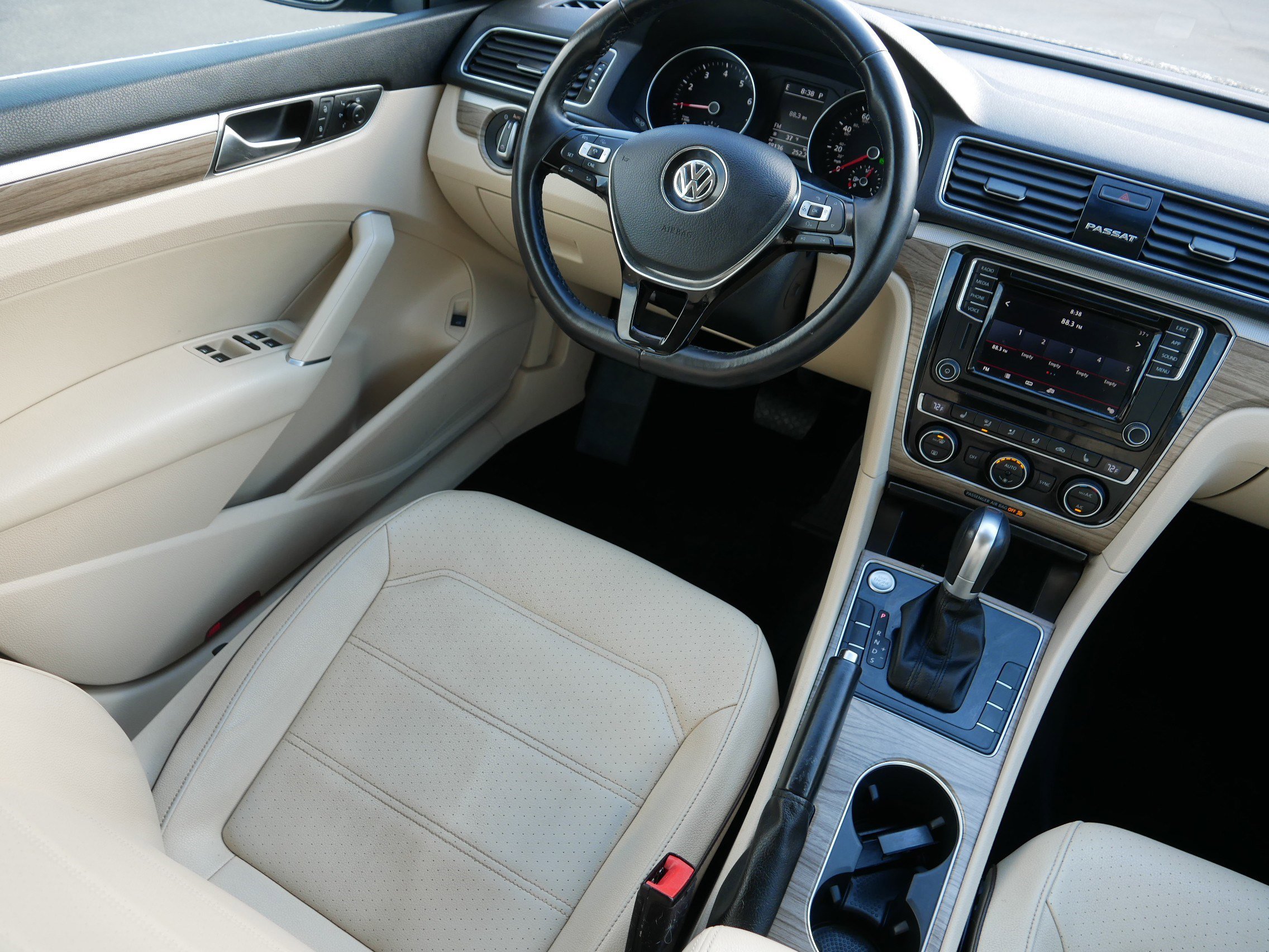 Used 2018 Volkswagen Passat 2.0T SE image 9