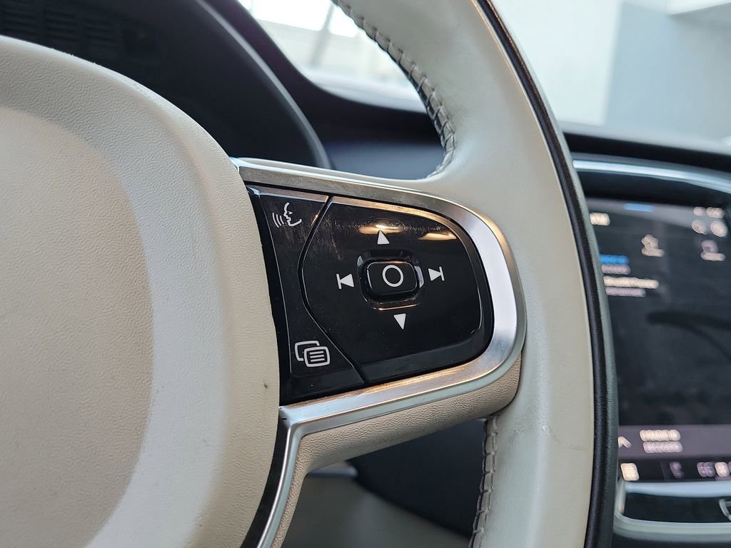 Used 2023 Volvo XC90 B6 Plus image 11