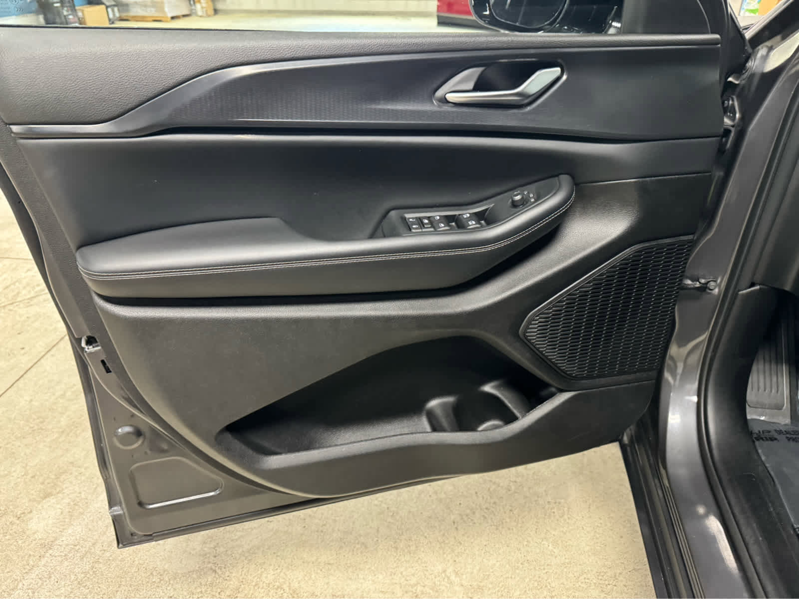 Used 2023 Jeep Grand Cherokee Altitude image 14