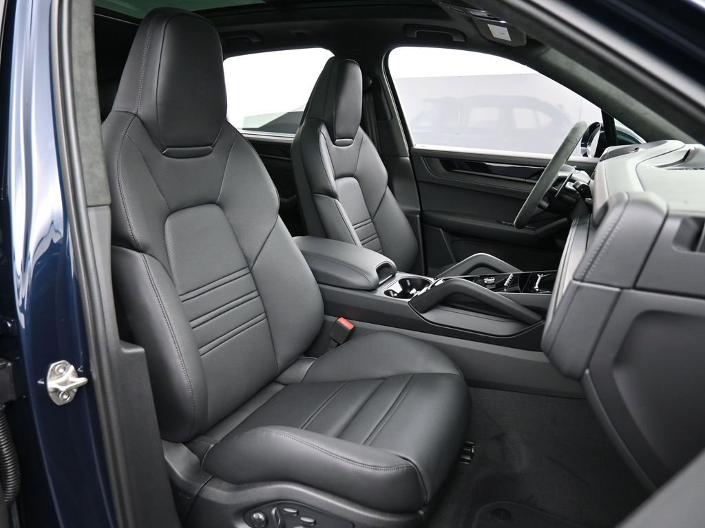 New 2026 Porsche Cayenne GTS image 32