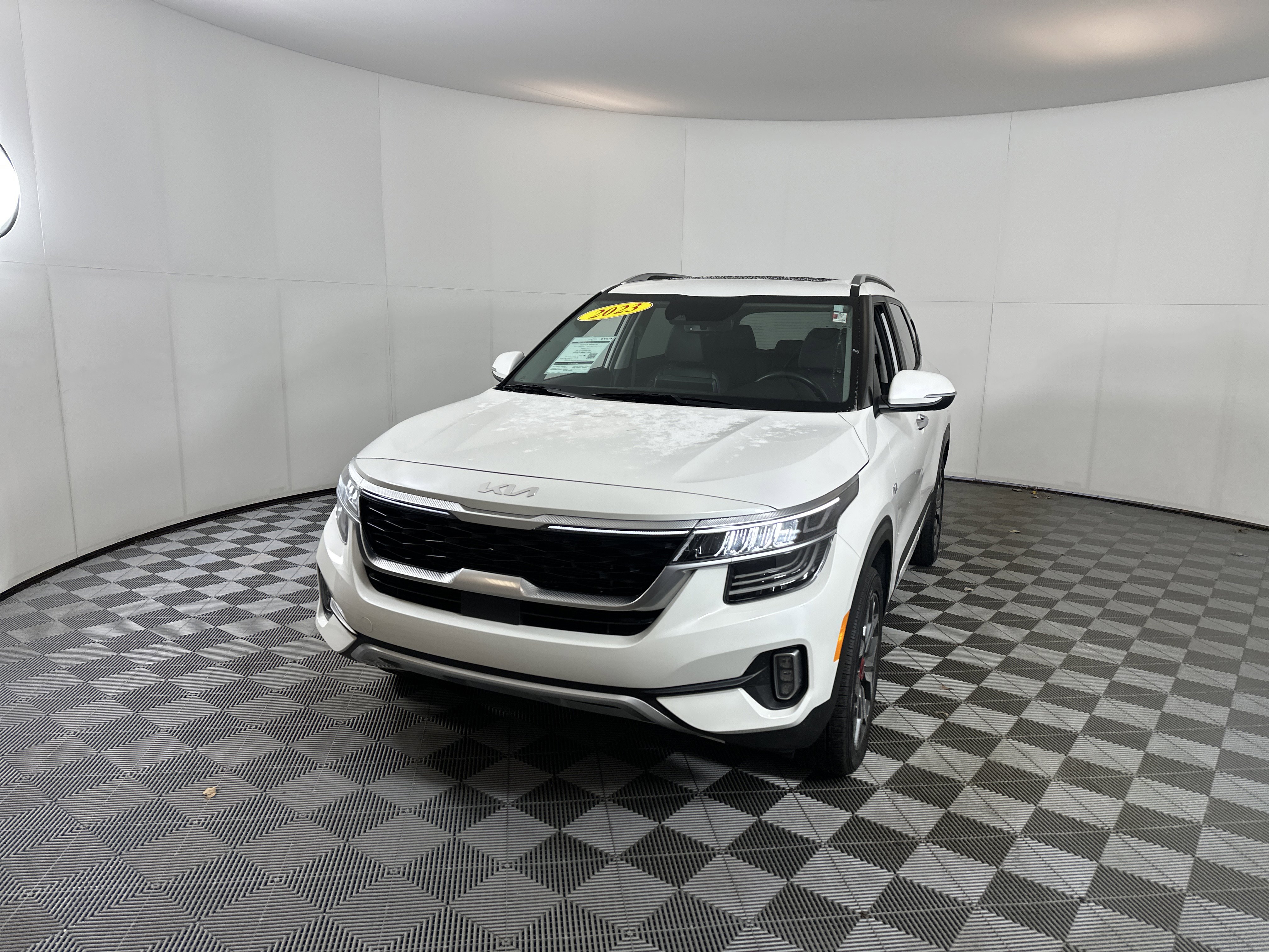 Certified 2023 Kia Seltos SX w/ SX Sunroof Package image 2