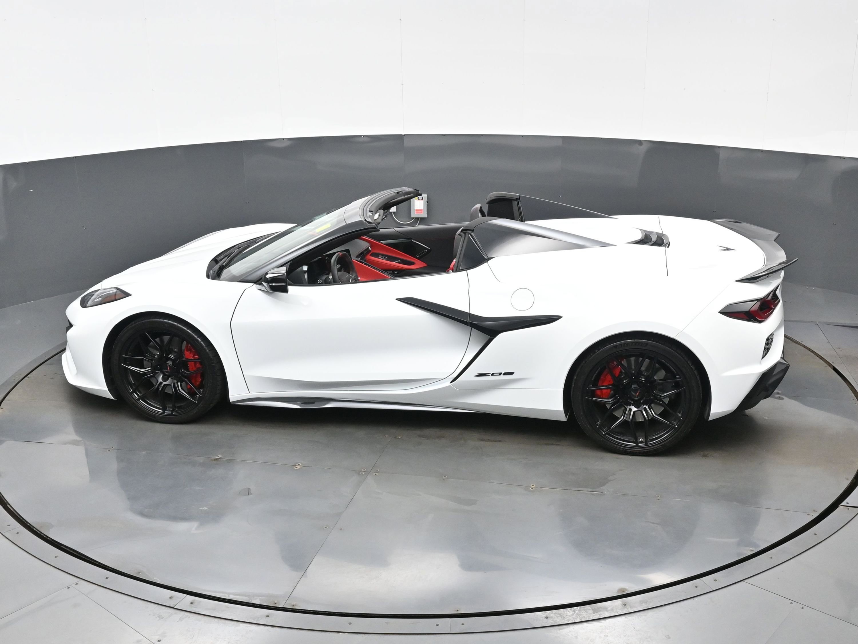 Used 2025 Chevrolet Corvette Z06 w/ Stealth Interior Trim Package RWD image 32