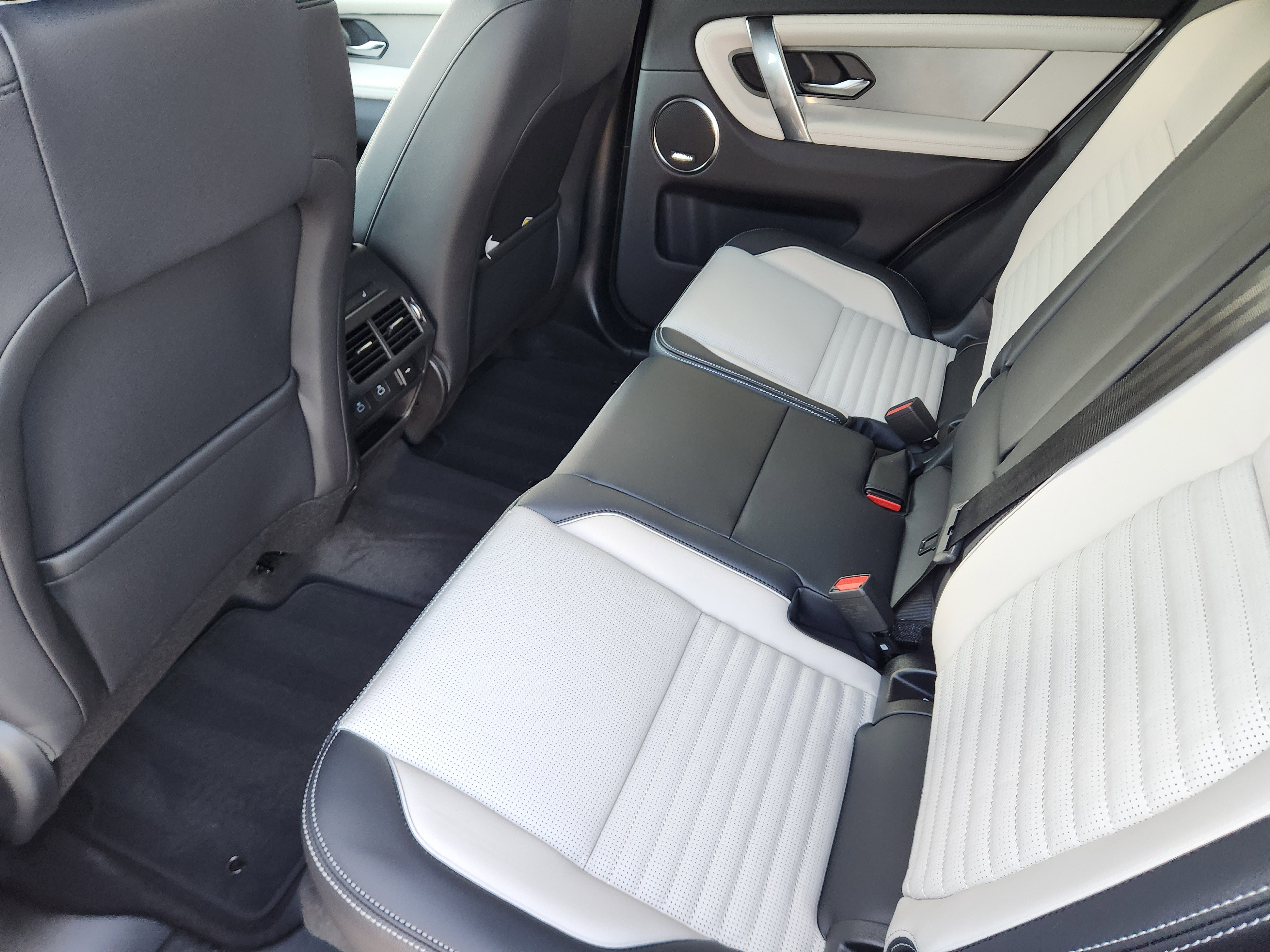 New 2025 Land Rover Discovery Sport Dynamic SE image 31