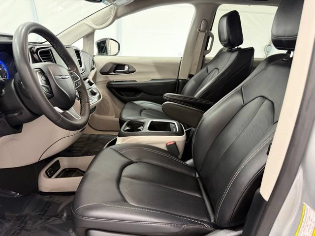 Used 2024 Chrysler Pacifica Touring-L AWD/4WD image 12