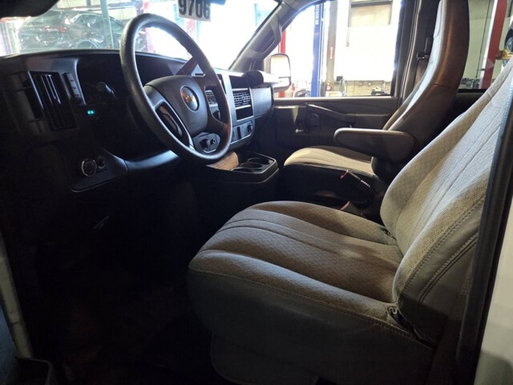 Used 2024 Chevrolet Express 3500 LT w/ LT Preferred Equipment Group RWD image 4