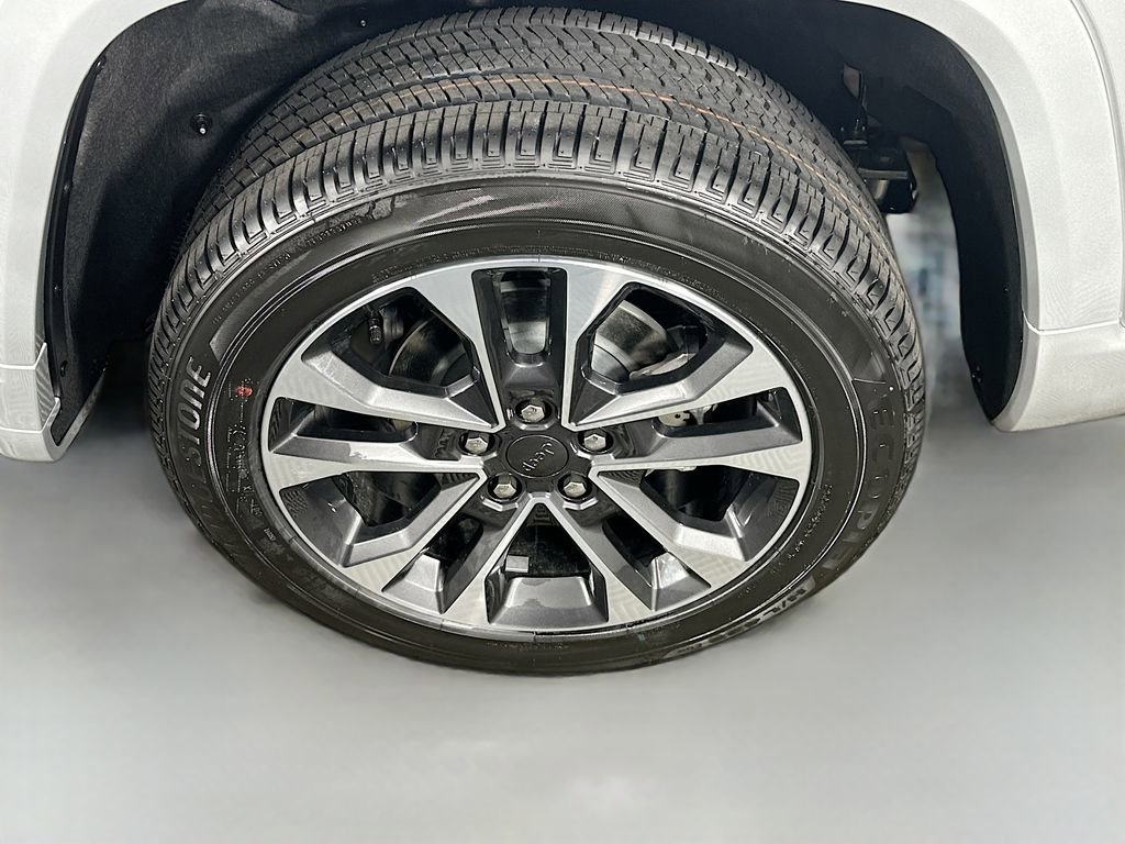 New 2025 Jeep Grand Cherokee Overland w/ Luxury Tech Group IV image 17