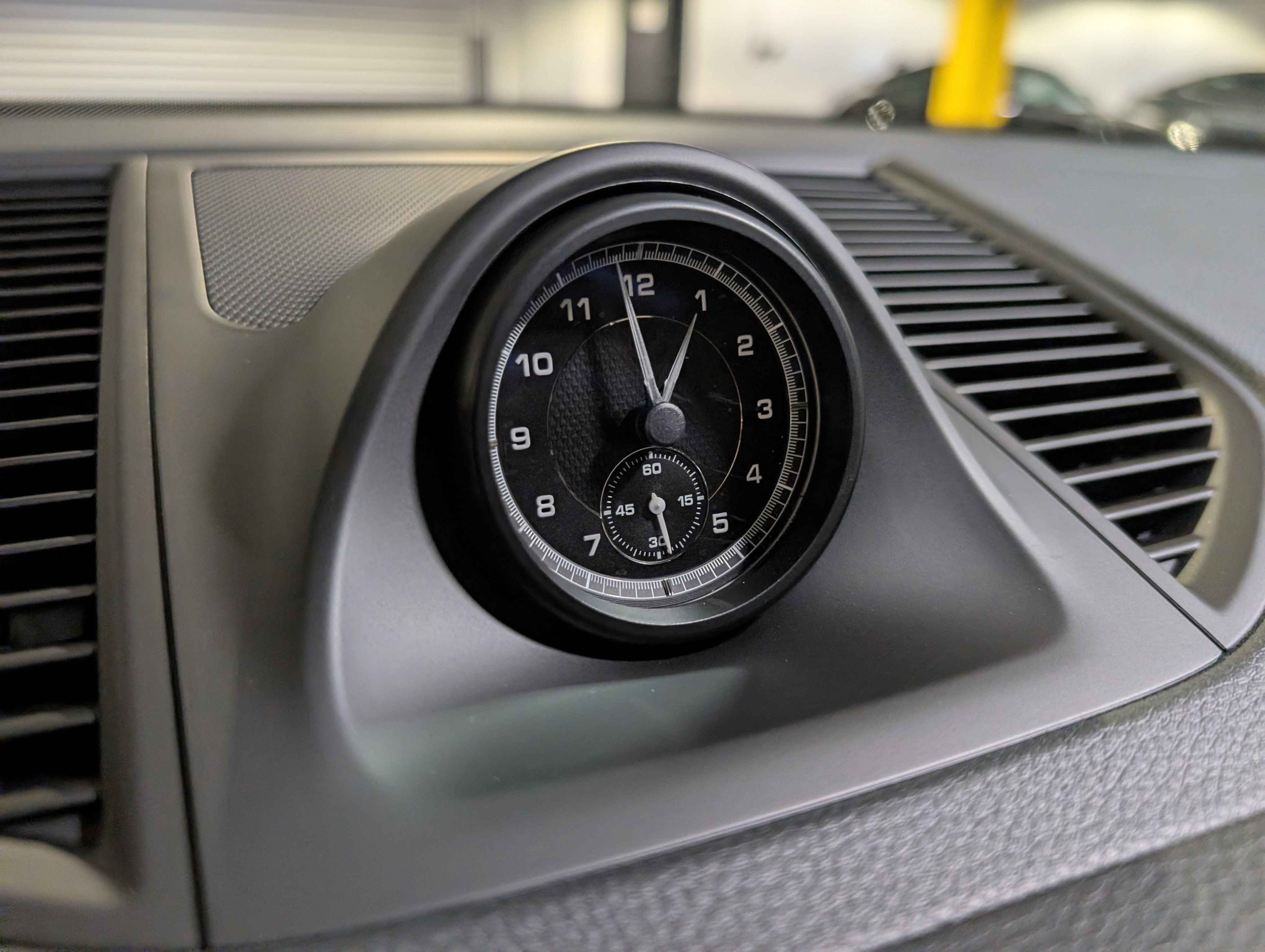 Certified 2025 Porsche Macan image 35