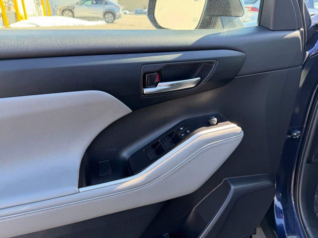 Used 2022 Toyota Highlander XLE image 17