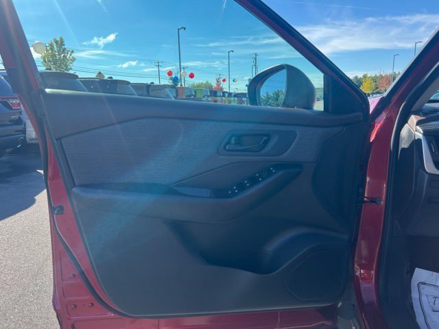Used 2023 Nissan Rogue S AWD/4WD image 10