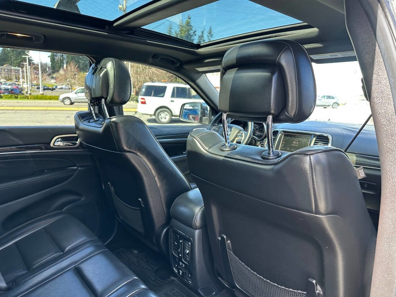Used 2014 Jeep Grand Cherokee Overland image 24