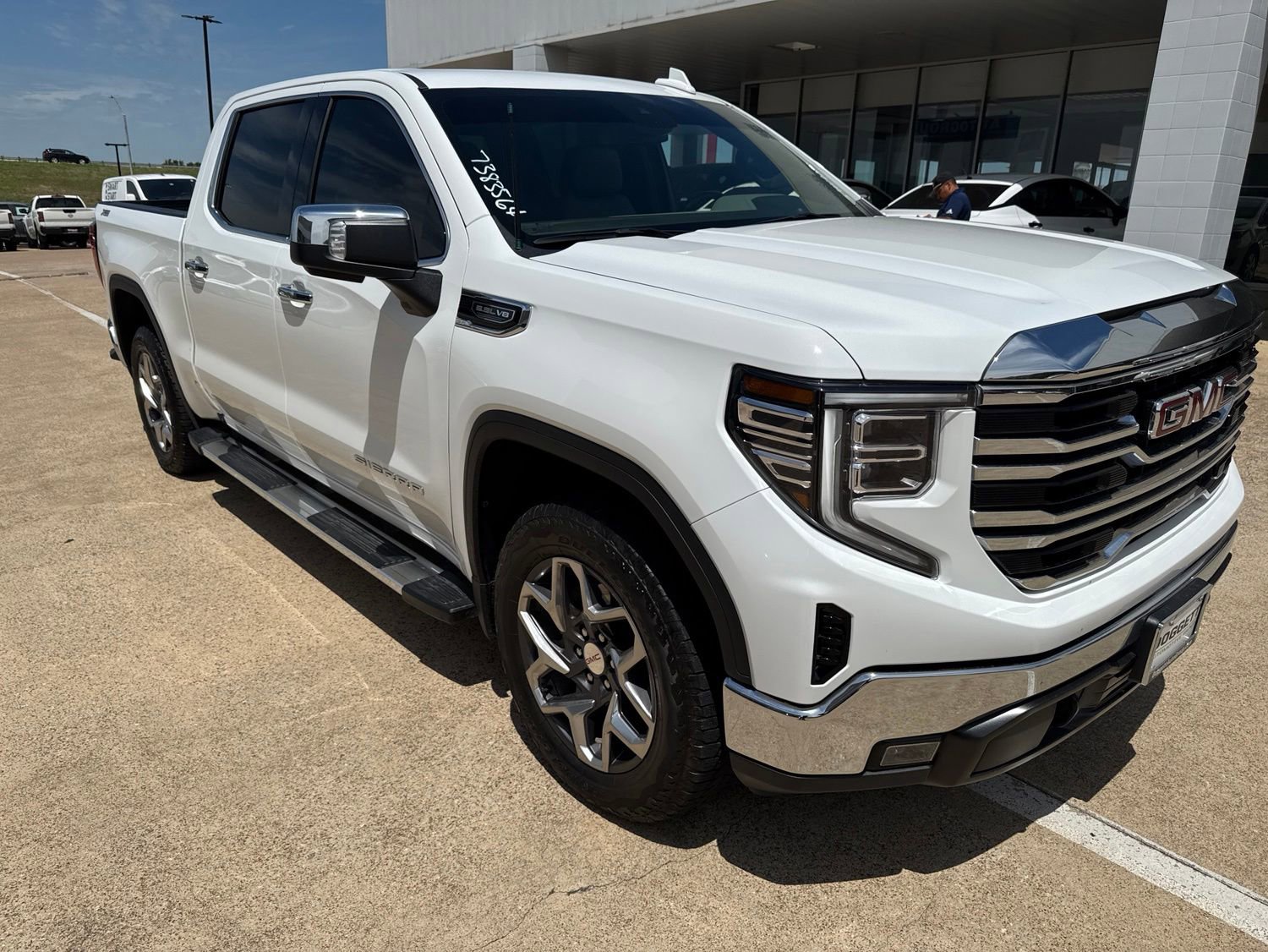 Used 2023 GMC Sierra 1500 SLT w/ SLT Premium Package AWD/4WD image 9