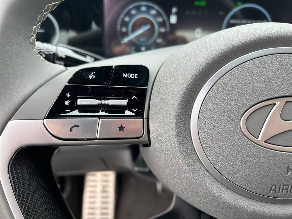 Used 2025 Hyundai Elantra SEL image 9