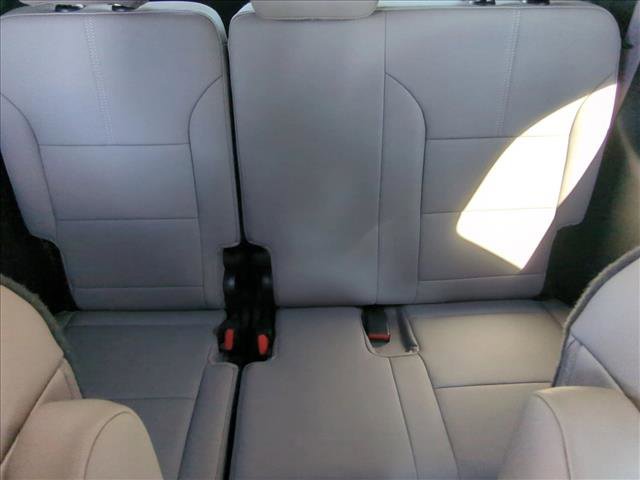 Used 2026 GMC Acadia Elevation w/ Elevation Premium Package FWD image 18