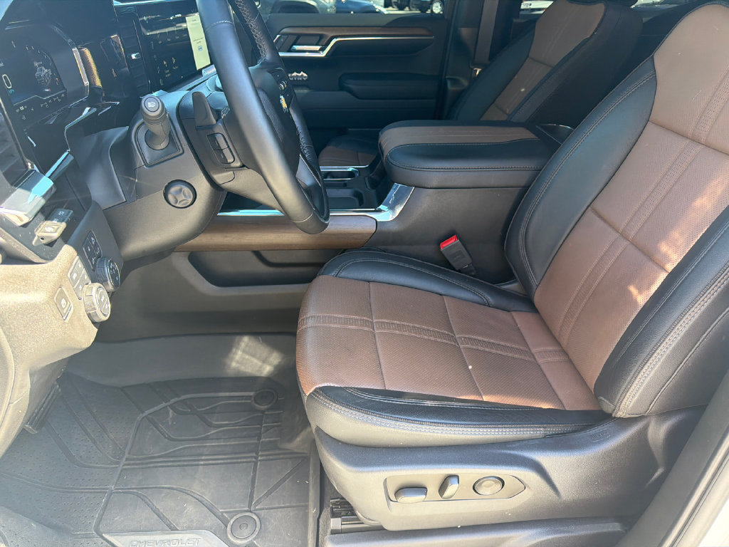 Used 2023 Chevrolet Silverado 1500 High Country w/ High Country Premium Package AWD/4WD image 9