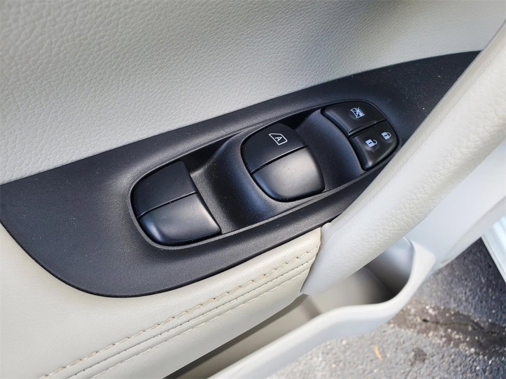 Used 2022 Nissan Rogue Sport SV image 18