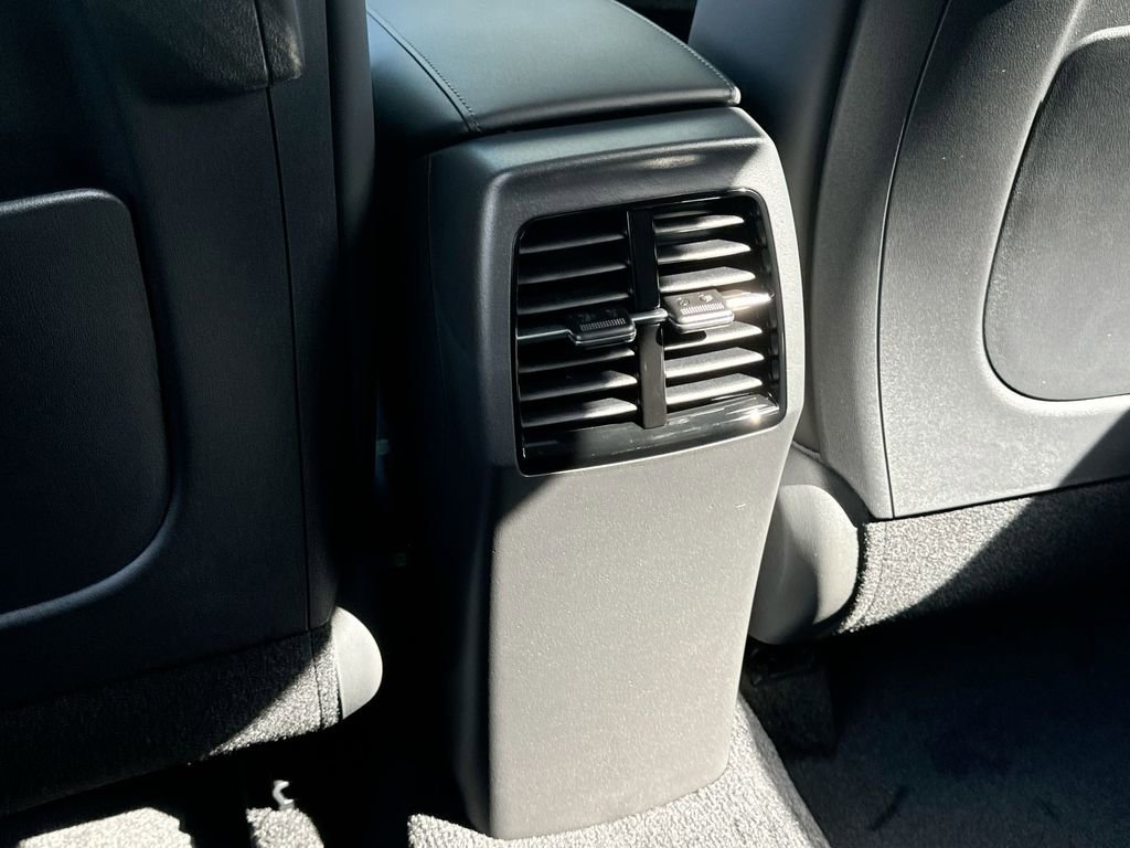 Used 2025 Kia Niro SX Touring image 29