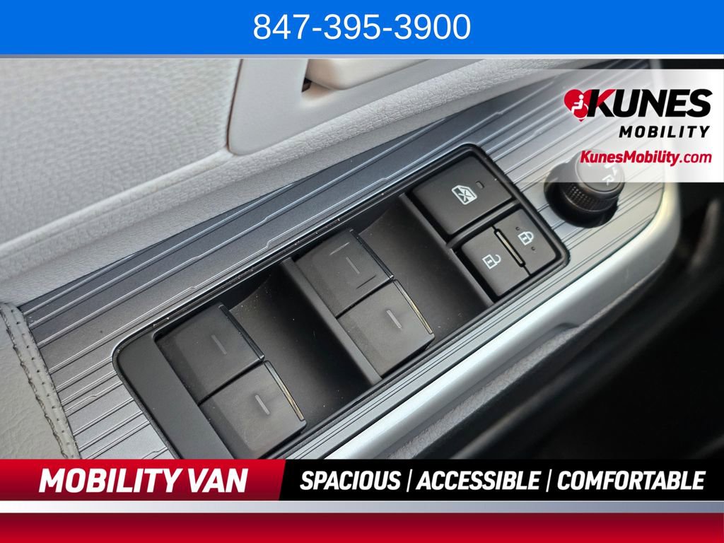 Used 2026 Toyota Sienna LE FWD image 47