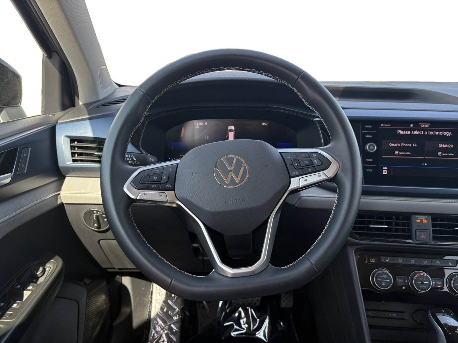 Used 2024 Volkswagen Taos SE image 3