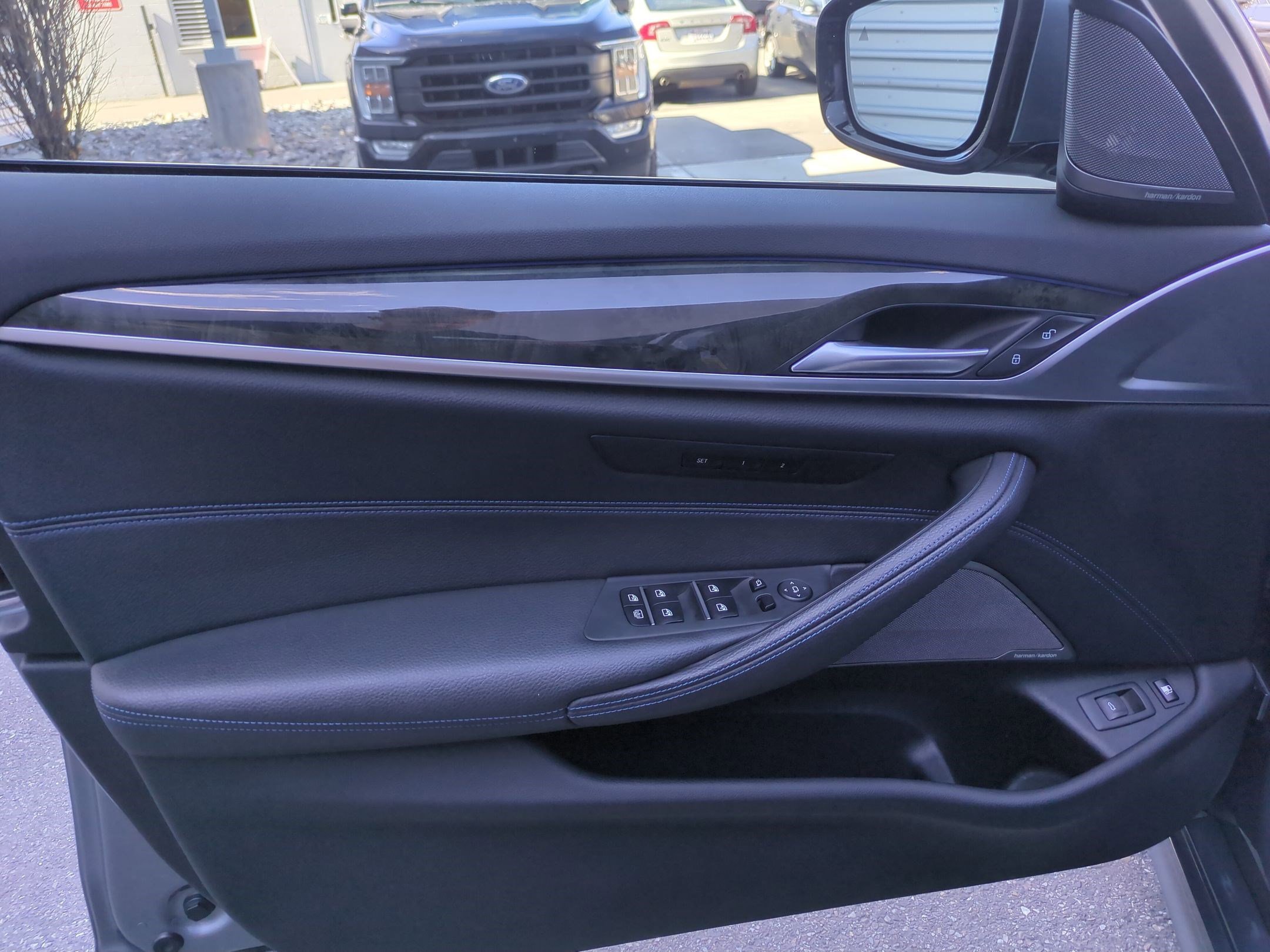 Used 2019 BMW 530e xDrive w/ M Sport Package image 12