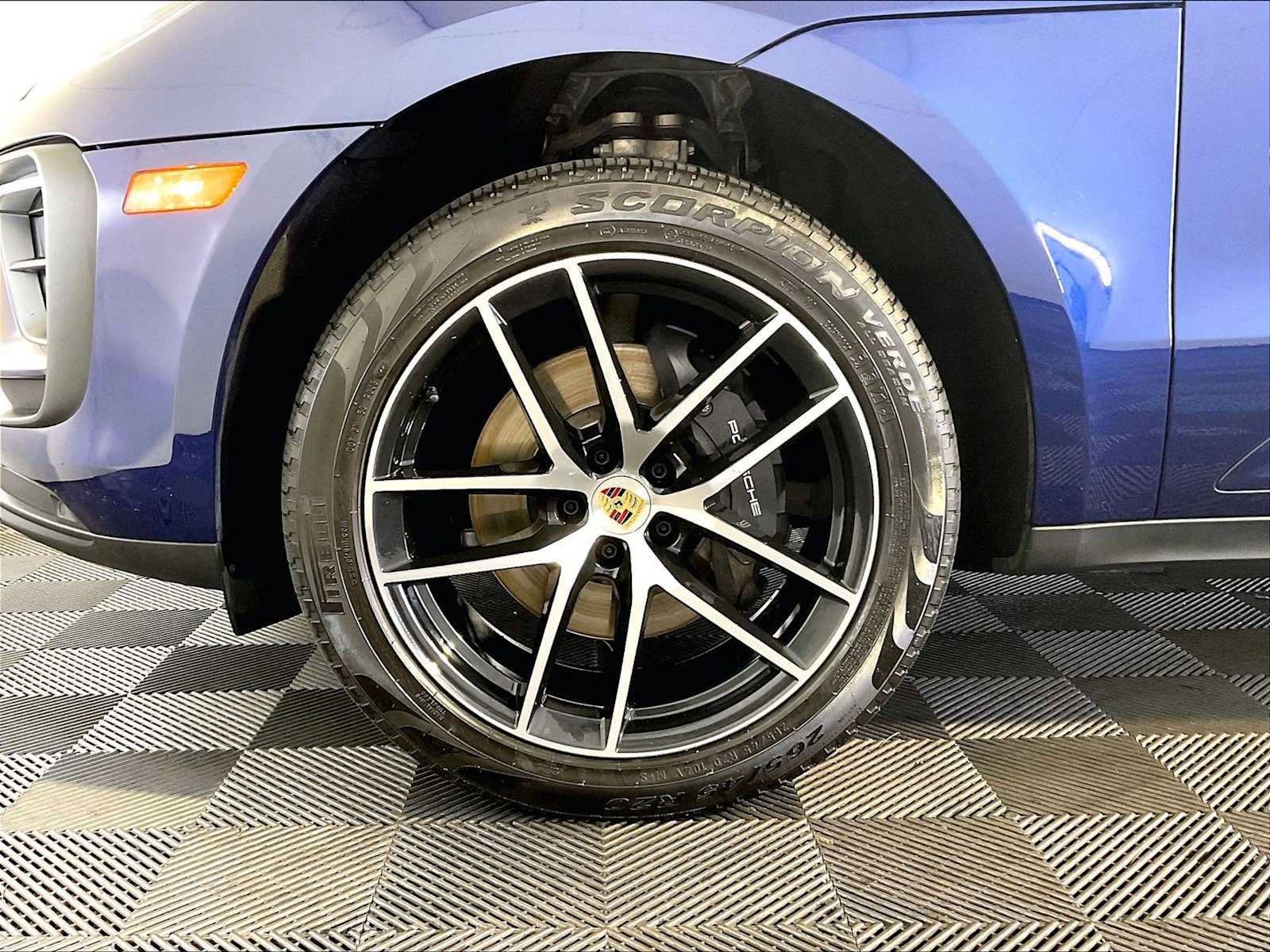 Certified 2023 Porsche Macan AWD/4WD image 11