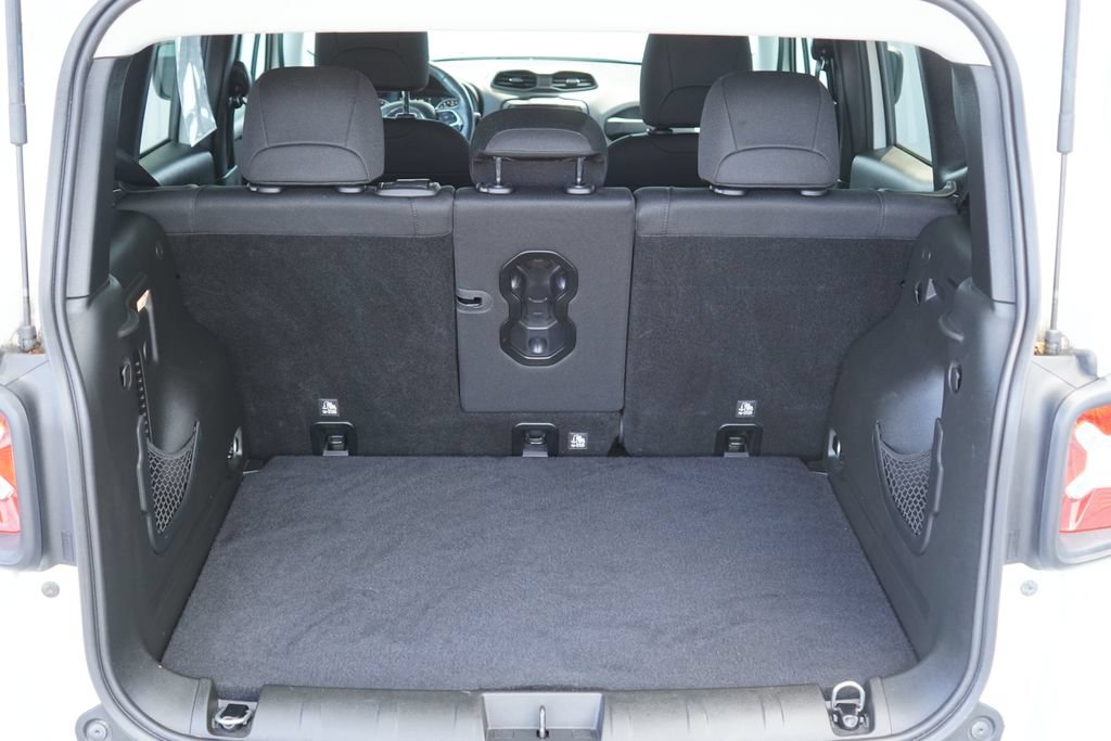 Used 2019 Jeep Renegade Latitude w/ Cold Weather Group FWD image 9