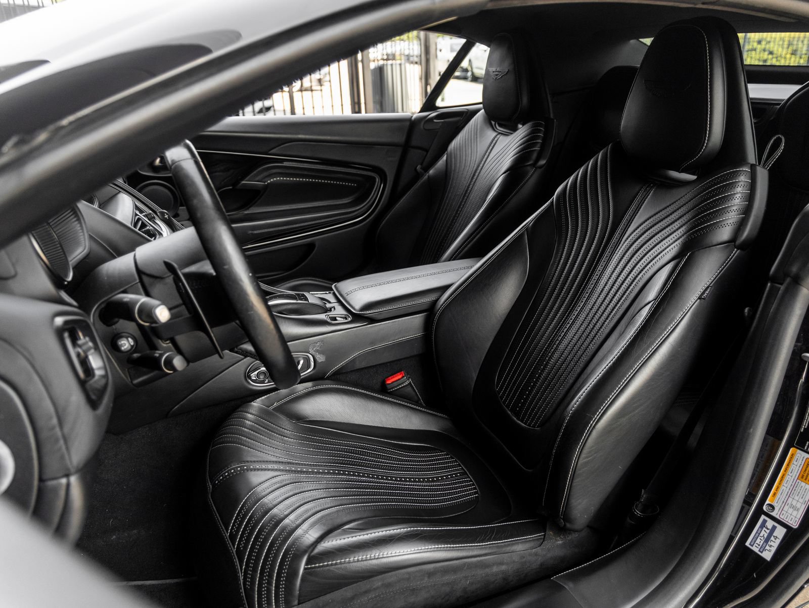 Used 2019 Aston Martin DB11 Volante RWD image 22