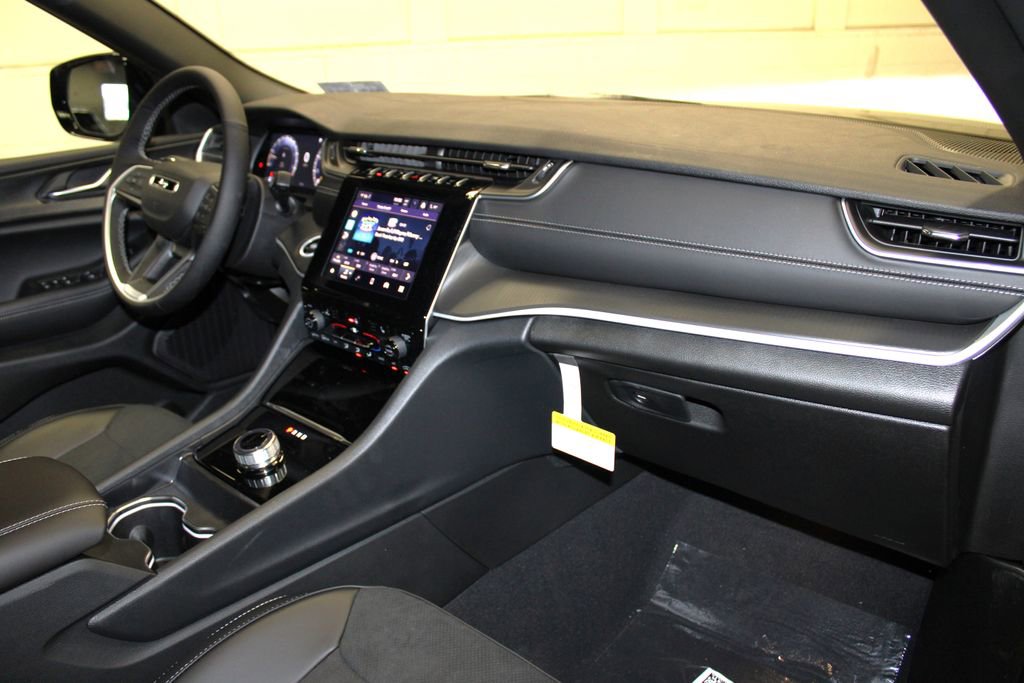 New 2025 Jeep Grand Cherokee Altitude image 30