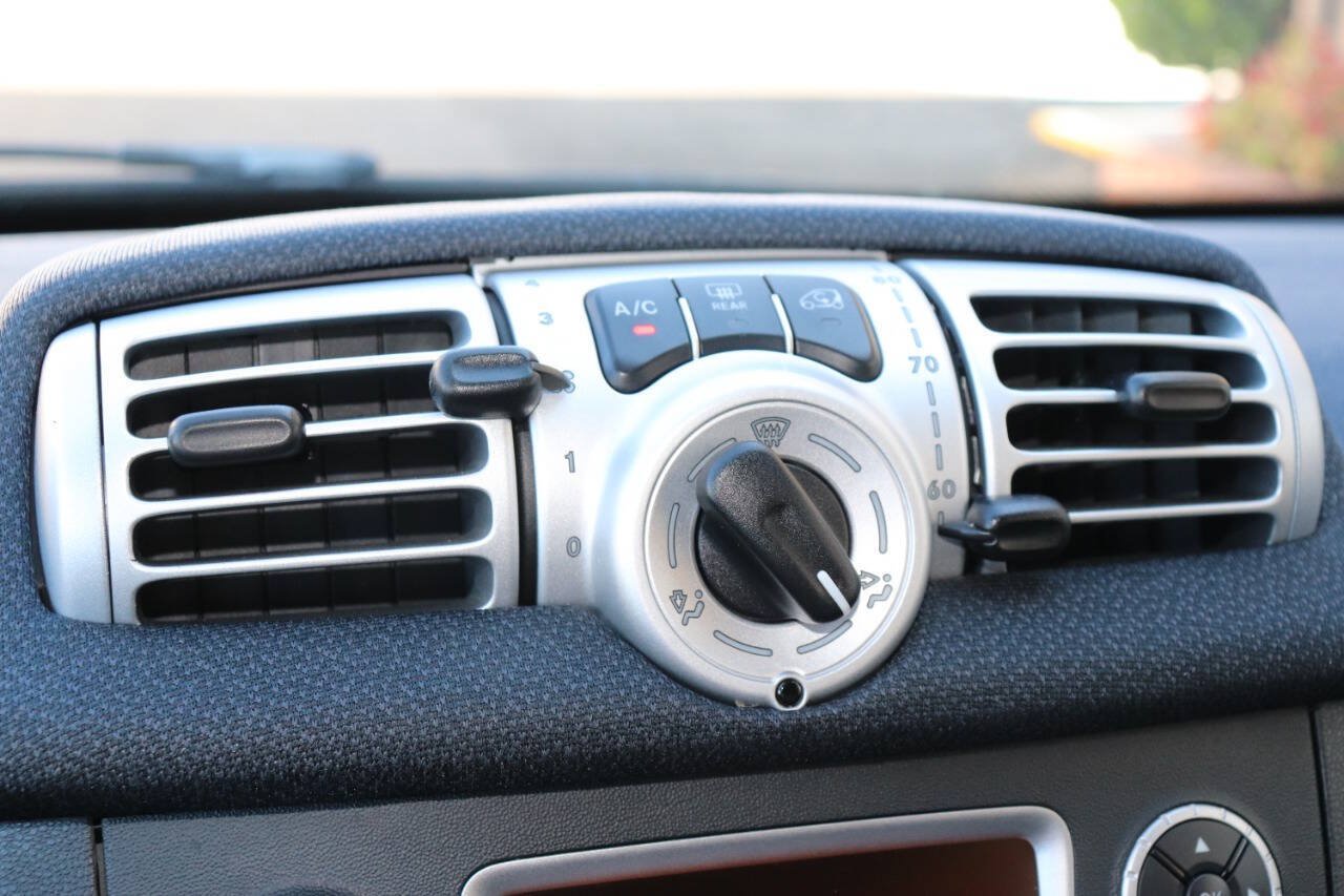 Used 2013 smart fortwo pure RWD image 22