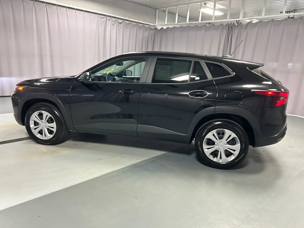 Used 2025 Chevrolet Trax LS FWD image 4