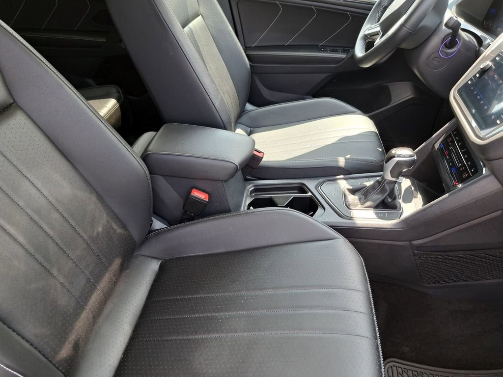 Used 2023 Volkswagen Tiguan SE w/ Panoramic Sunroof Package image 19