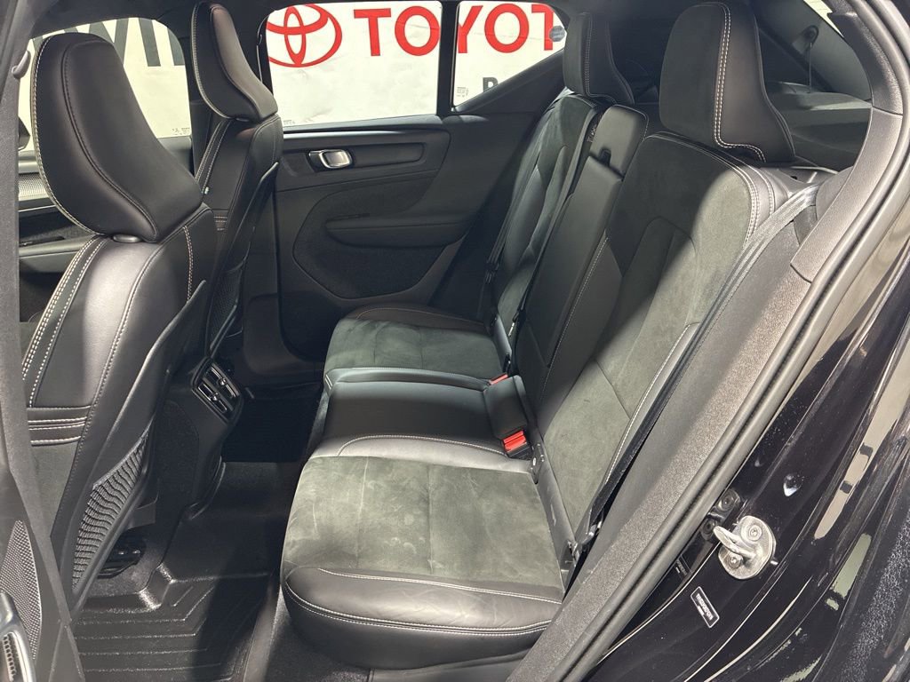 Used 2022 Volvo XC40 T5 R-Design w/ Climate Package image 20