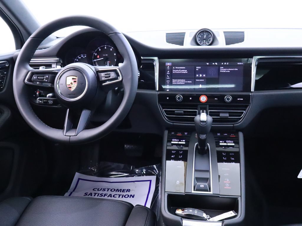 Used 2025 Porsche Macan AWD/4WD image 17