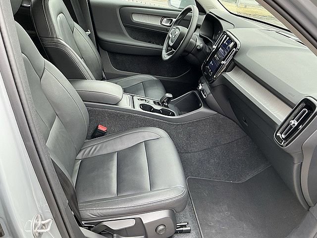 Certified 2025 Volvo XC40 B5 Core image 20