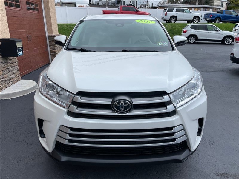Used 2017 Toyota Highlander LE image 3