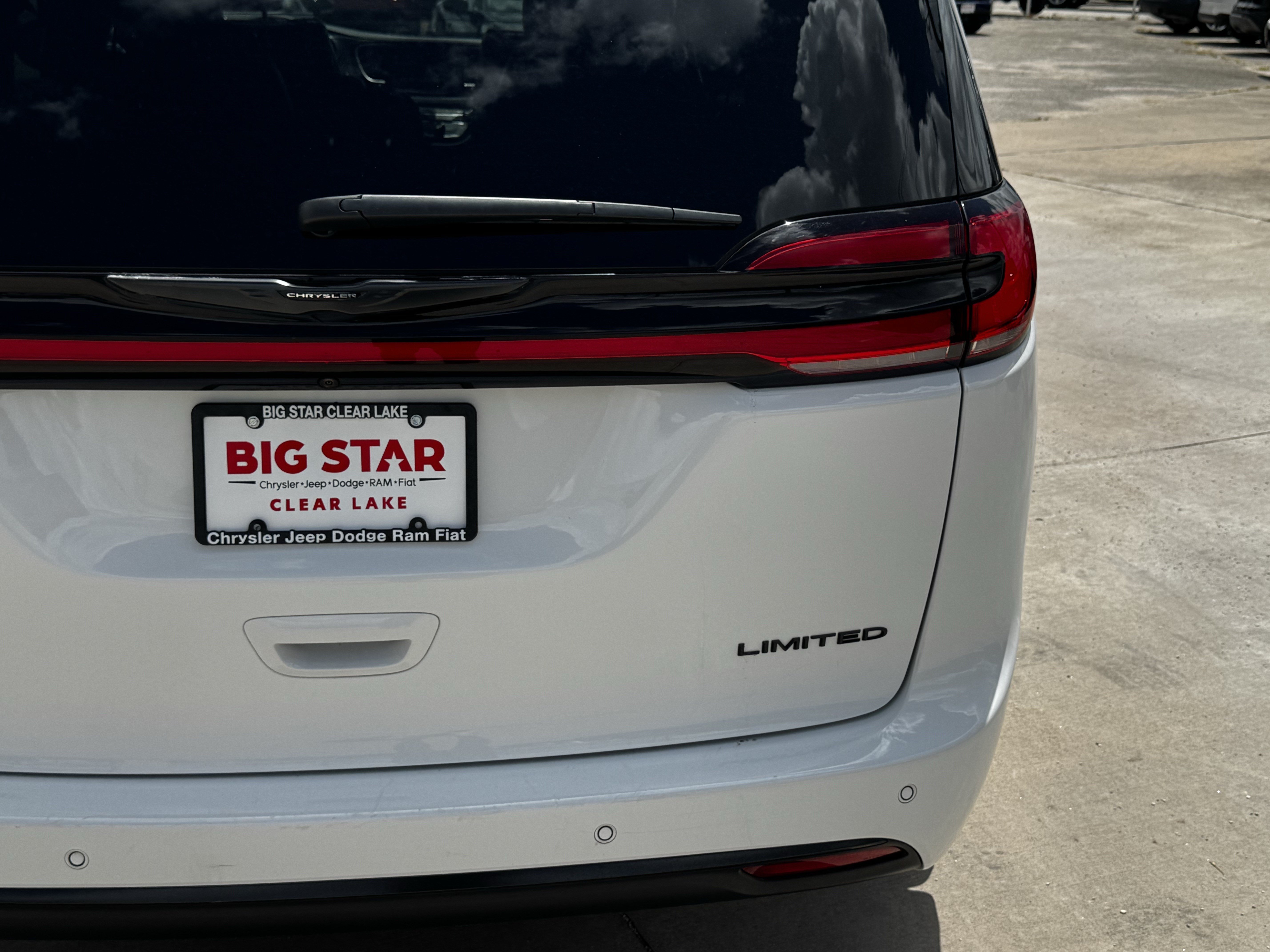 Used 2025 Chrysler Pacifica Limited FWD image 10