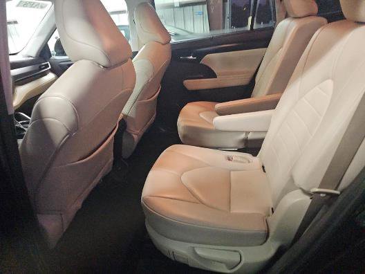 Used 2021 Toyota Highlander XLE image 6