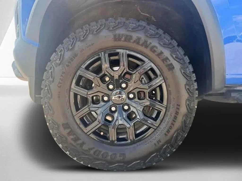 Used 2025 Chevrolet Colorado Trail Boss AWD/4WD image 31