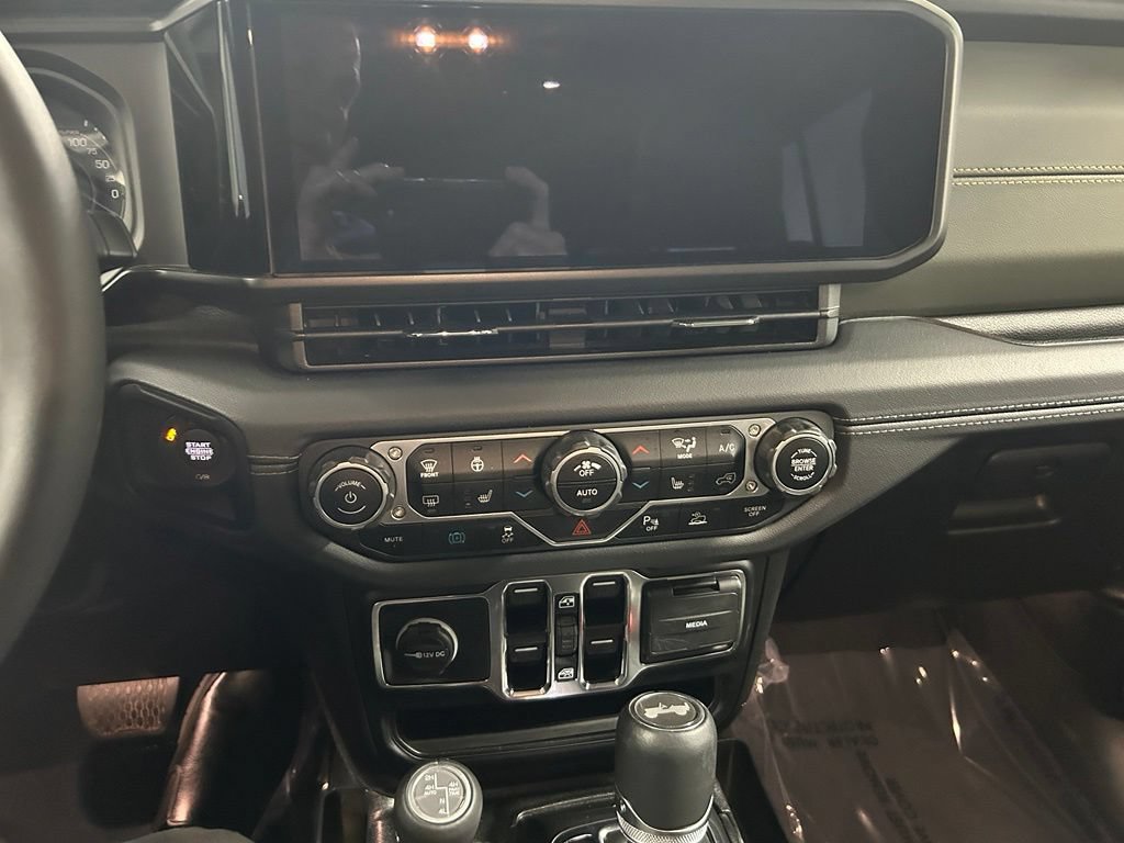 Used 2024 Jeep Wrangler High Altitude AWD/4WD image 19